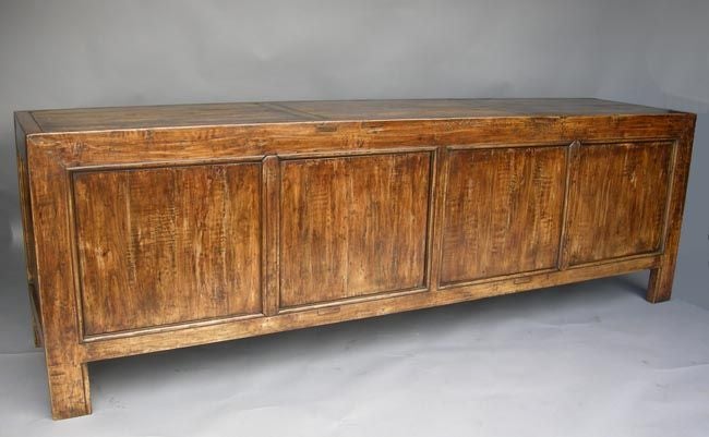 Armadio personalizzato disponibile in diverse finiture. Come da foto, in noce con finitura usurata e pesantemente consumata. Quattro ante e un ripiano all'interno. Può essere realizzato in qualsiasi dimensione, in noce, quercia o mogano in un'ampia