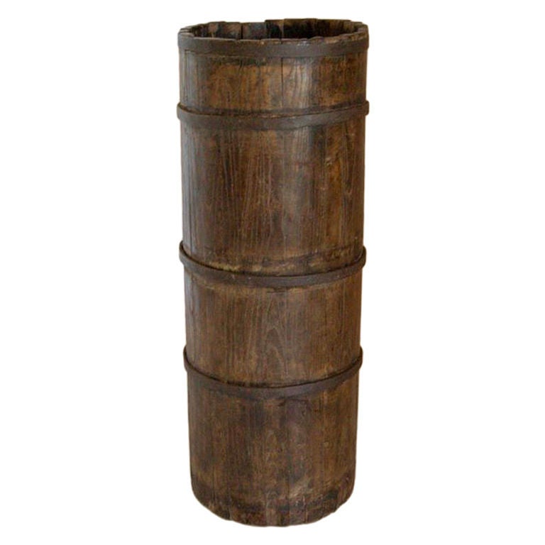 19th c. Japanese barrel with original metal bands.
FOR OUR COMPLETE INVENTORY PLEASE GO TO www.dosgallos.com