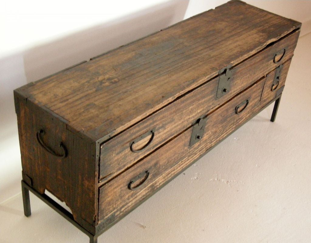 Antique 19th Century Japanese Sword Chest With Two Drawers In Good Condition In Los Angeles, CA