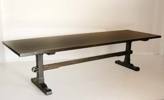 Bellissimo tavolo a cavalletto in noce personalizzato. In questo caso si tratta di un modello in noce scuro con una finitura mediamente affilata. La parte superiore è spessa 1,5/8 pollici. Proporzioni perfette, profilo basso, semplice ed elegante.