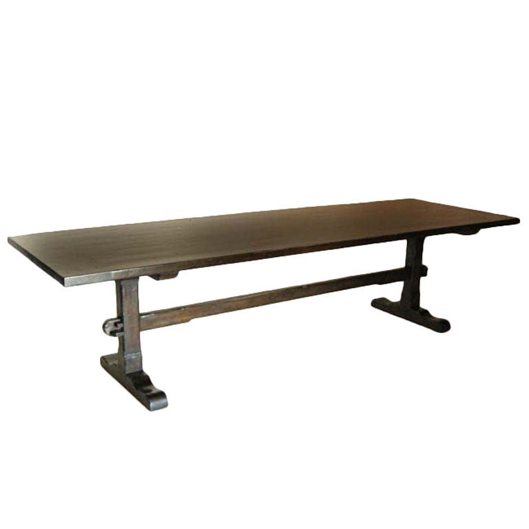 Klassischer Trestle-Tisch aus Nussbaumholz mit niedrigen Profile- Trestle-Sockeln von Dos Gallos im Angebot