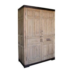 Grande armadio con porta antica