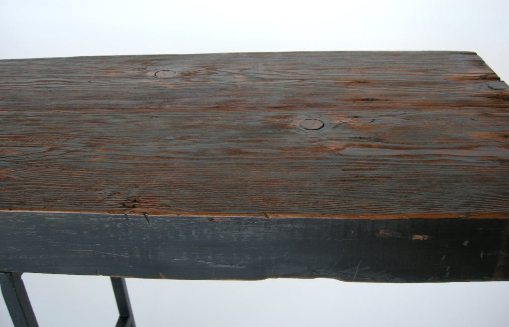 Dos Gallos, maßgefertigte Holzkonsole mit handgeschmiedetem Eisenfuß (Rustikal) im Angebot