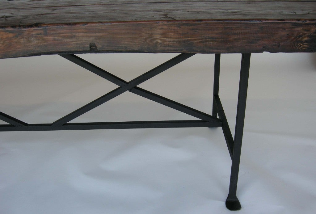 Américain Table de salle à manger personnalisée Dos Gallos avec base en fer forgé à la main en vente