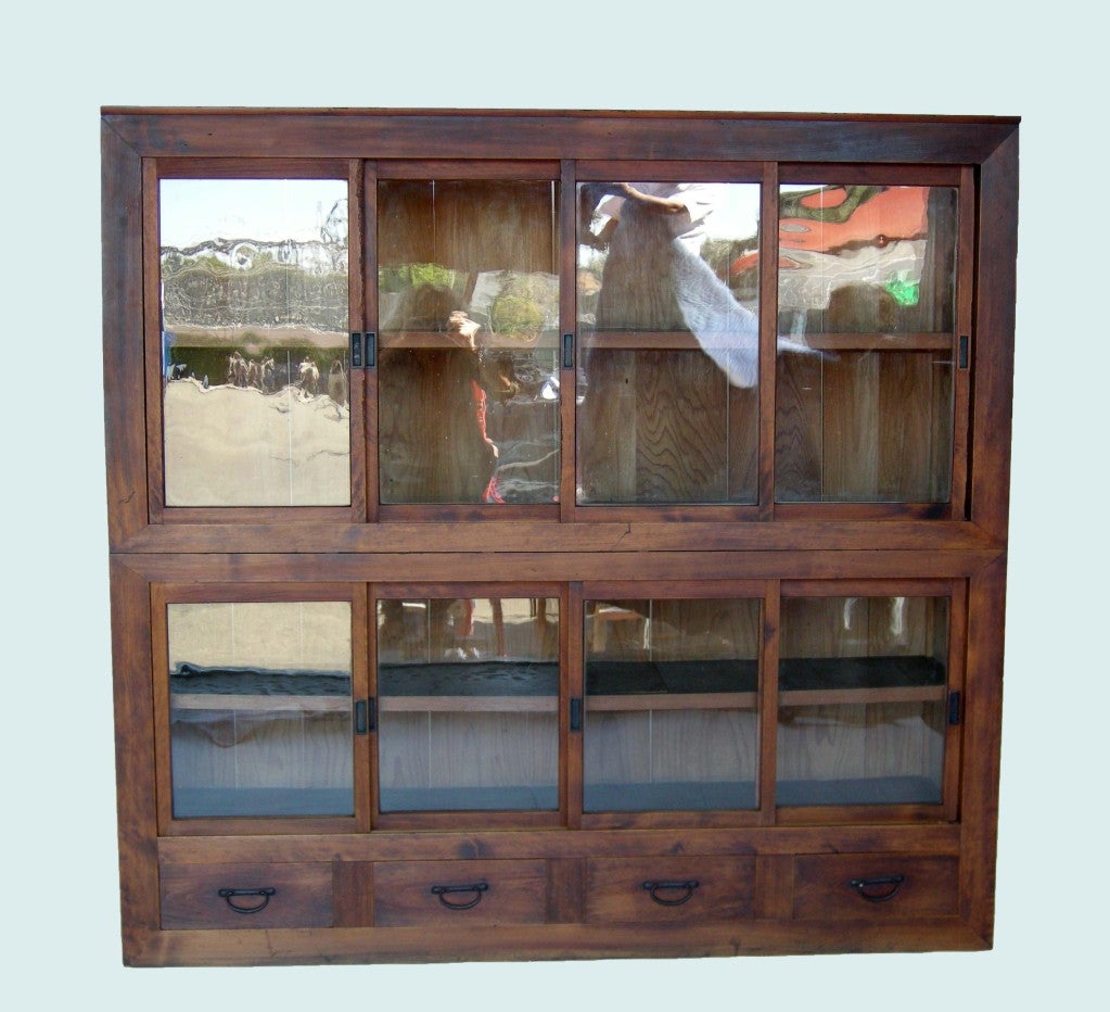 19. Jahrhundert. Japanische Glasvitrine mit Schiebetüren und Schubladen auf der Unterseite. Ober- und Unterteil. Ein langes Regal in jedem Abschnitt.