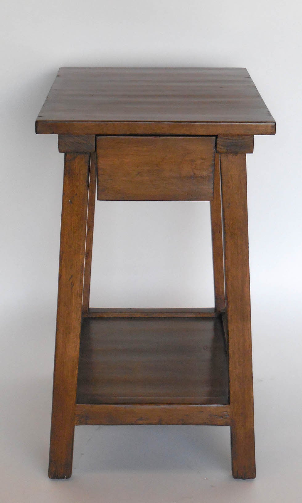 Dos Gallos, maßgefertigter Nachttisch aus Holz mit Schublade und Regal (21. Jahrhundert und zeitgenössisch) im Angebot