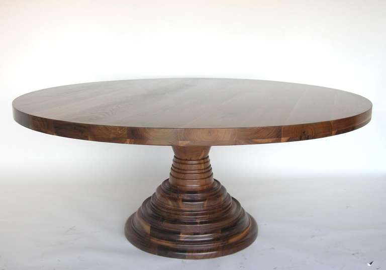 Noyer Table ronde de salle à manger/de centre à piédestal fabriquée sur mesure en bois de noyer par Dos Gallos Studio en vente