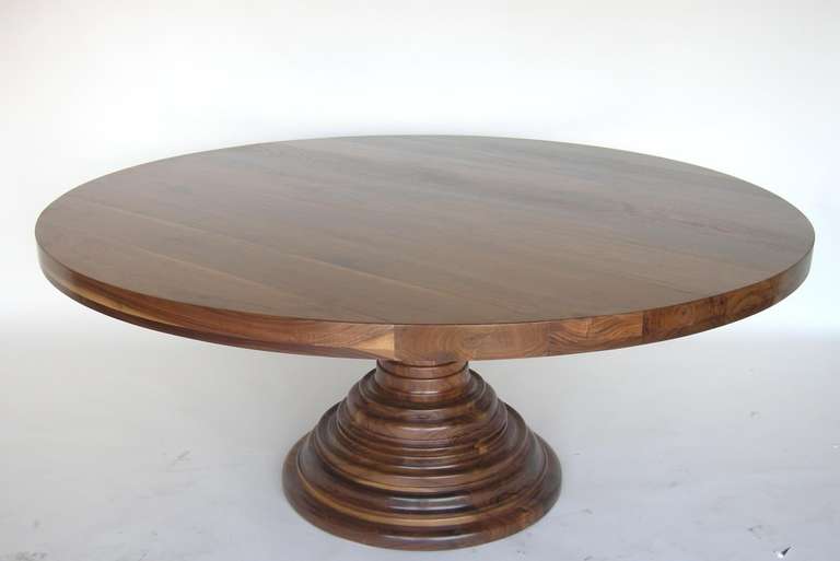 Américain Table ronde de salle à manger/de centre à piédestal fabriquée sur mesure en bois de noyer par Dos Gallos Studio en vente