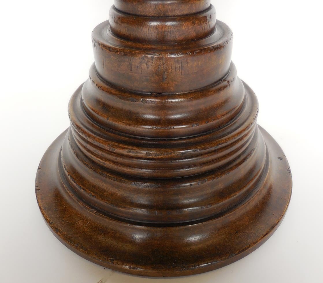 Classique américain Dos Gallos Custom Walnut Wood Round Beehive Pedestal End Table (Table d'appoint ronde à piédestal) en vente