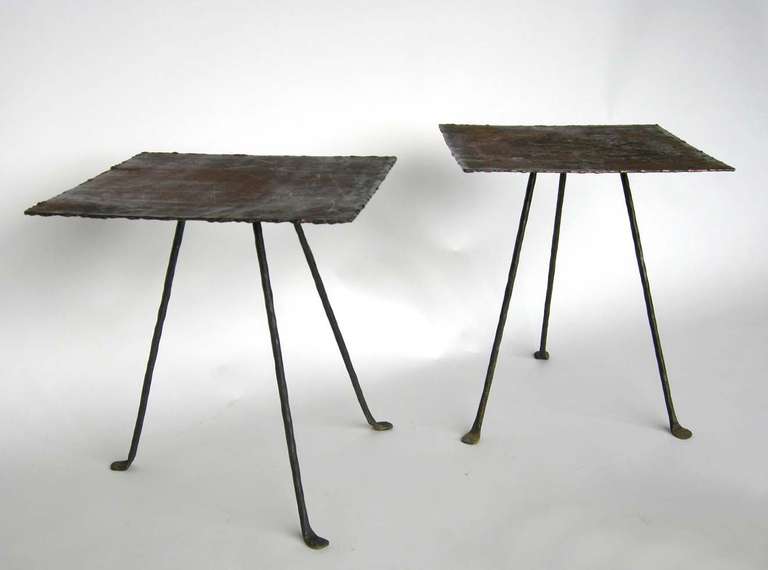 Tables d'appoint ou de cocktail en fer forgé à la main, au profil léger et étroit. Métal vintage recyclé avec bordures en bronze sur le dessus. Fabriqué à Los Angeles par Dos Gallos Studio. LES PRIX SUR MESURE SONT SUSCEPTIBLES D'ÊTRE MODIFIÉS EN