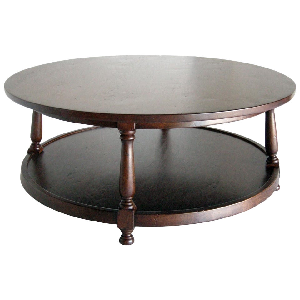 Table basse coloniale ronde personnalisée en bois de noyer avec étagère par Dos Gallos Studio en vente
