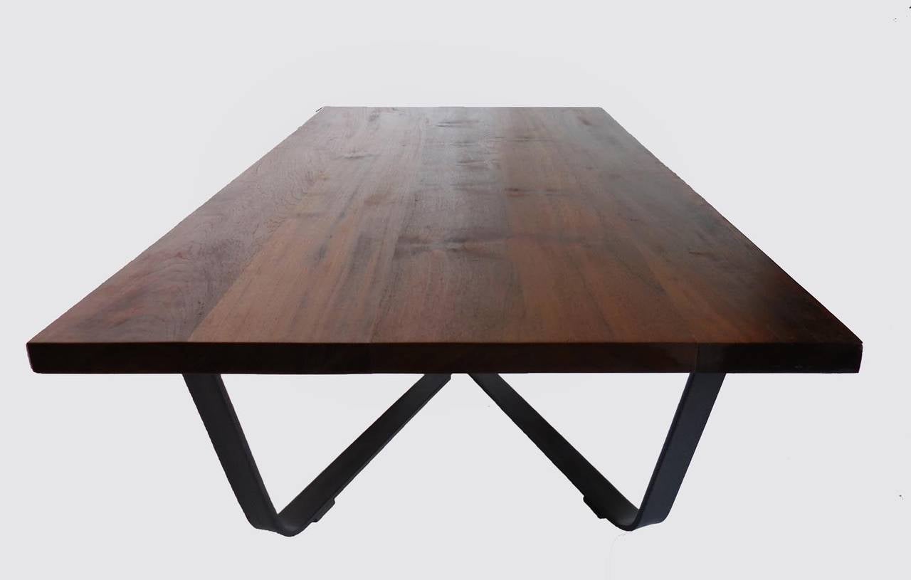 Américain Table basse en teck et fer sur mesure de Dos Gallos en vente