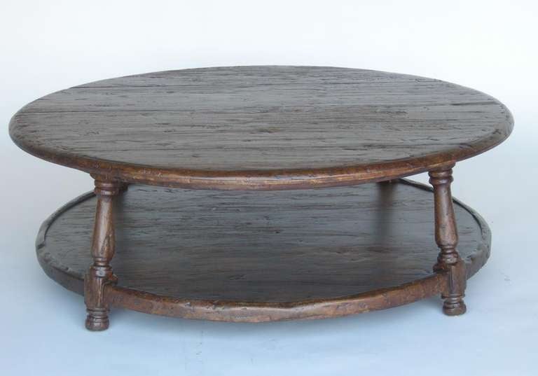 Colonial espagnol Table basse ronde en bois de noyer faite sur mesure avec étagère par Dos Gallos Studio en vente