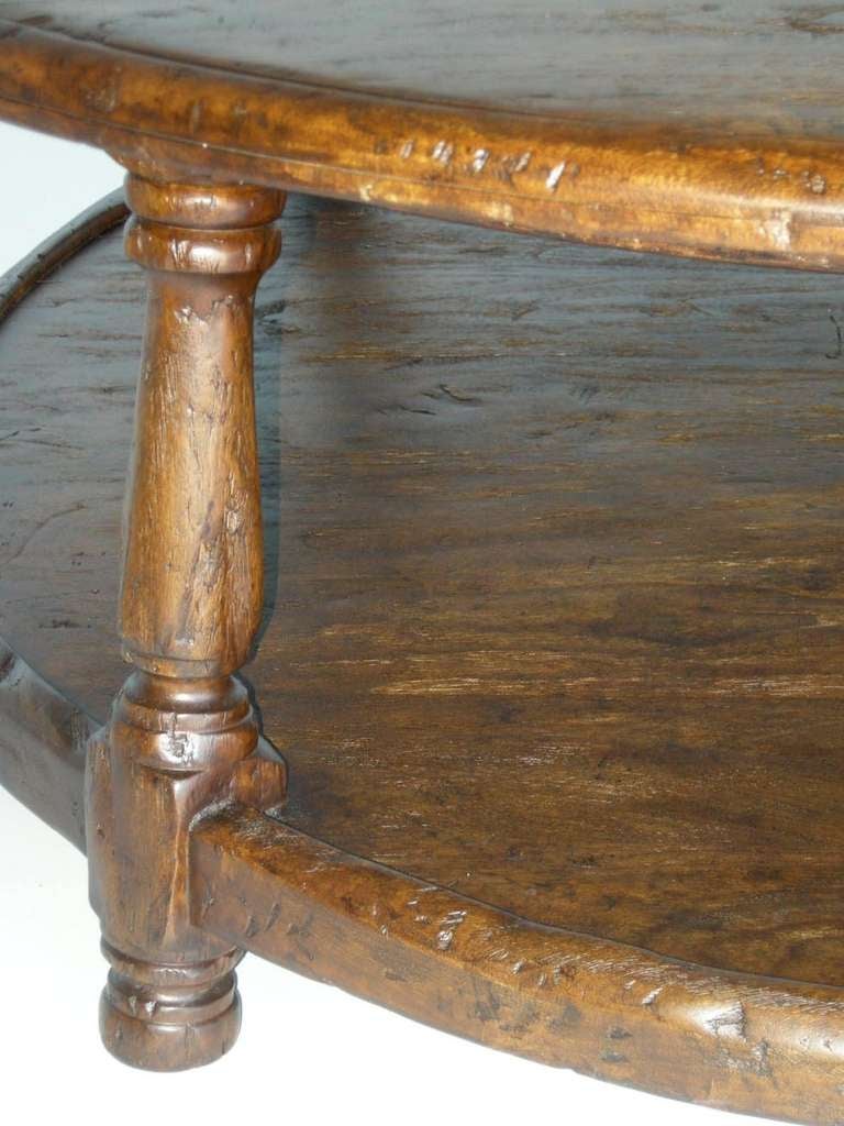 Table basse ronde en bois de noyer faite sur mesure avec étagère par Dos Gallos Studio Excellent état - En vente à Los Angeles, CA