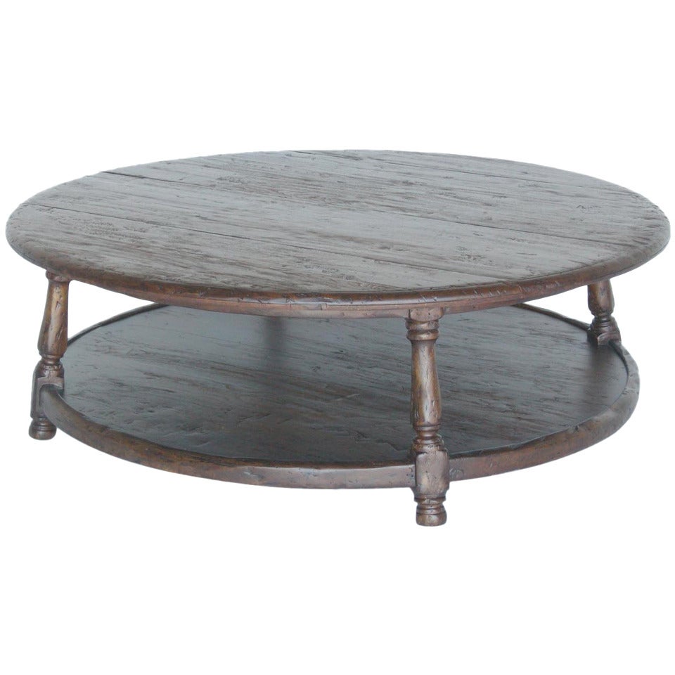 Table basse ronde en bois de noyer faite sur mesure avec étagère par Dos Gallos Studio en vente