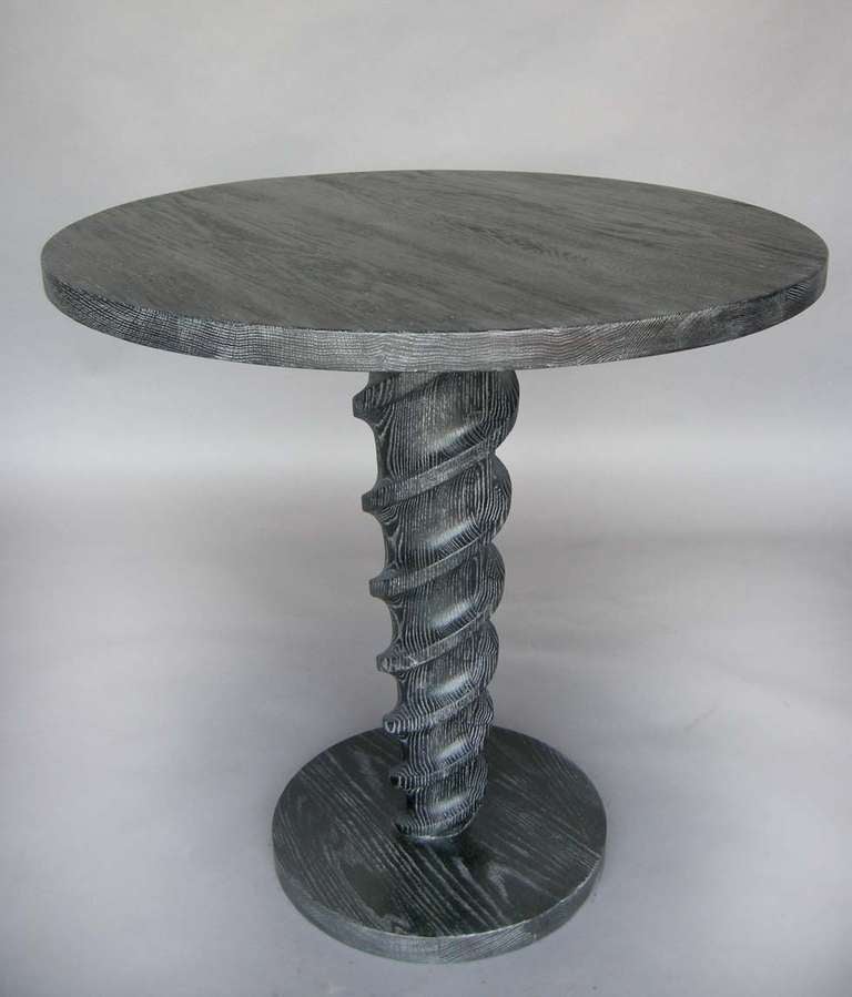 Table tire-bouchon sur mesure avec finition en céruse noire. Peut être fabriqué dans une variété de finitions et de tailles. Comme le montre le chêne. Fabriqué à Los Angeles par Dos Gallos Studio.
LES PRIX SUR MESURE SONT SUSCEPTIBLES D'ÊTRE