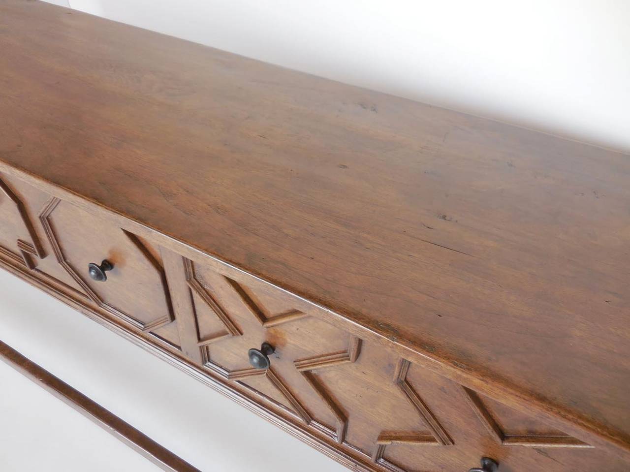 Classique américain Dos Gallos - Buffet à tiroirs en bois de noyer géométrique sur mesure en vente