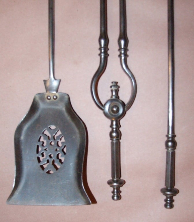 Set di attrezzi da fuoco in acciaio inglese del XIX secolo, composto da attizzatoio, pinze e pala, con pizzo traforato, manici con terminali a sfera su impugnature ottagonali, tutti in buona finitura canna di fucile.