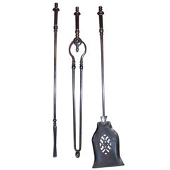 Set englischer Feuerwerkzeuge aus Stahl aus dem 19. Jahrhundert