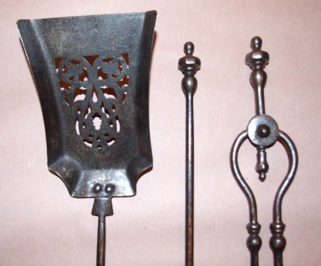 Anglais Ensemble d'outils de cheminée édouardiens en acier patiné en vente