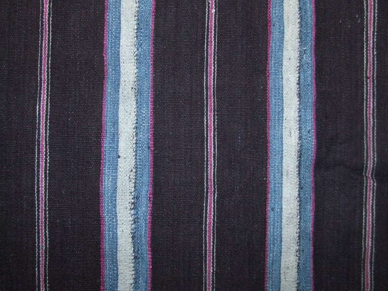 Fine étoffe du début du XXe siècle en coton indigo filé à la main et en soie du Trans-Sahara.