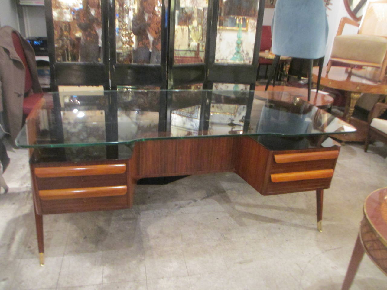 Sculptural  Mid-Century Modern Italian  Desk in the Manner of Paolo Buffa In Excellent Condition In New York, NY