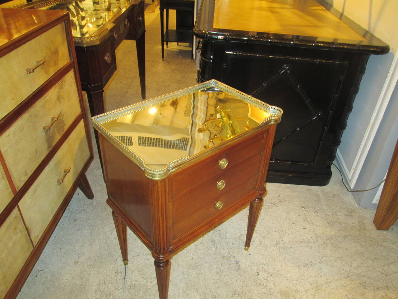 Pair of Louis XVI Style End Tables with Mirrored Tops and Brass Galleries In Excellent Condition In New York, NY