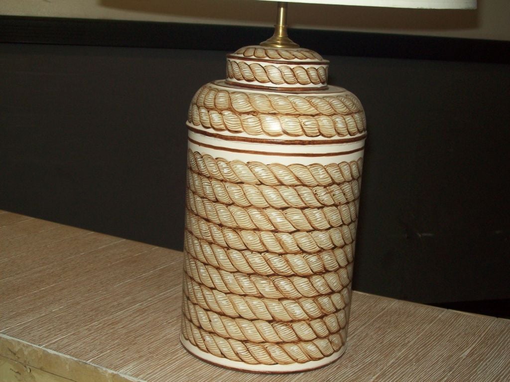 Une paire de lampes à canister peintes à la main. Ensemble de 2.
Les abat-jour ne sont pas inclus.