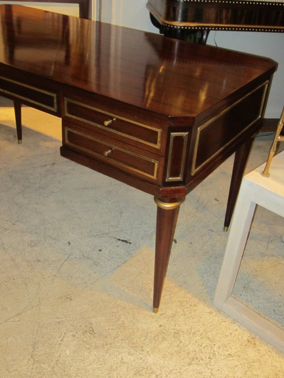 Exquisite Rosewood and Brass Inlaid Mid-Century Desk In Excellent Condition In New York, NY