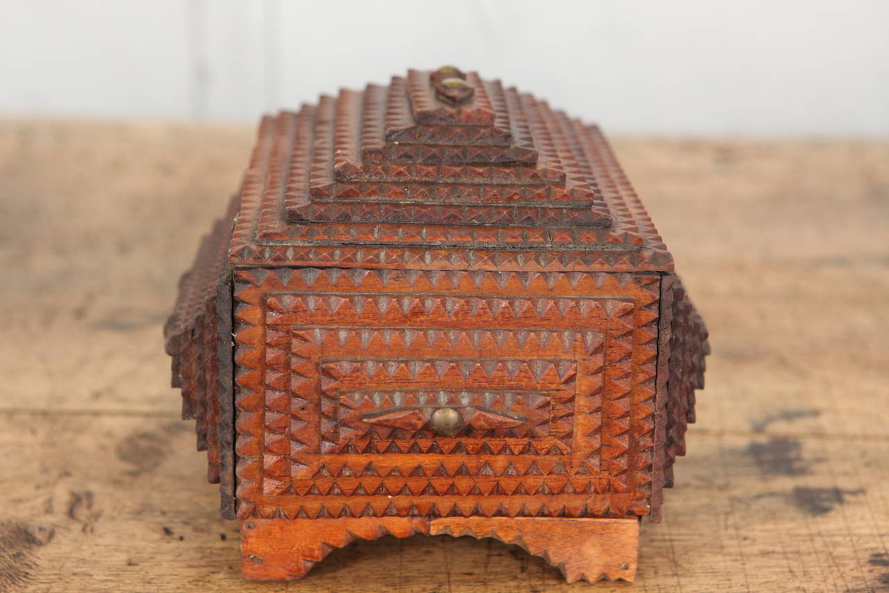 Small Trampart Keepsake Box, circa 1900s In Good Condition For Sale In Culver City, CA