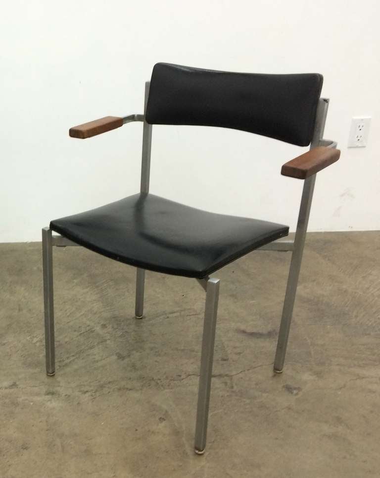 Frederick Weinberg
Arm chairs
circa 1950
Vinyl, chrome and wood.
Frederic Weinberg, Los Angeles, label underneath seat
Very good vintage condition.