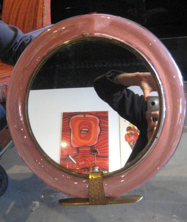 Cadre en verre filigrane rouge avec montures en bronze et miroir d'origine. La plaque arrière est estampillée 