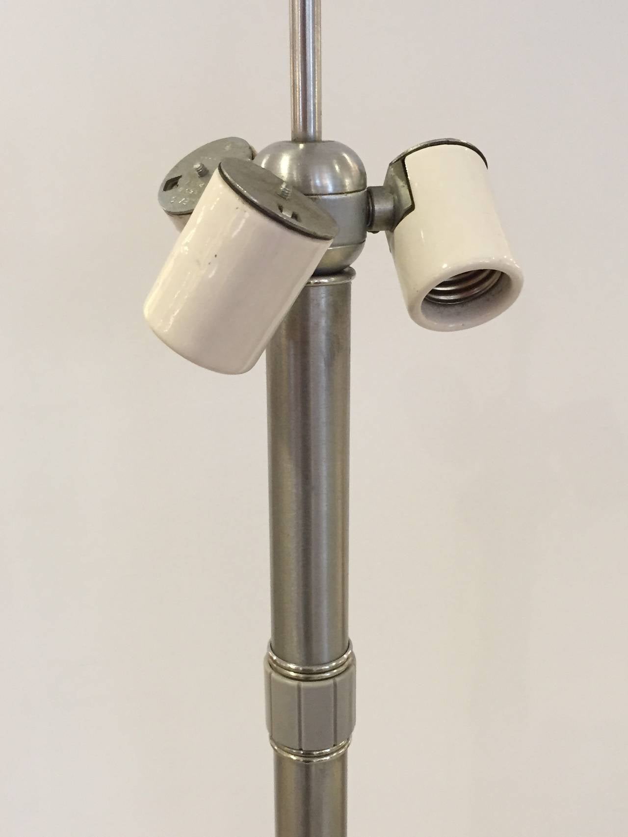 Un design semplice e precoce dell'Età della Macchina. Stelo e base in nichel spazzolato con interruttore rotante a tre vie. Stampato Hansen.