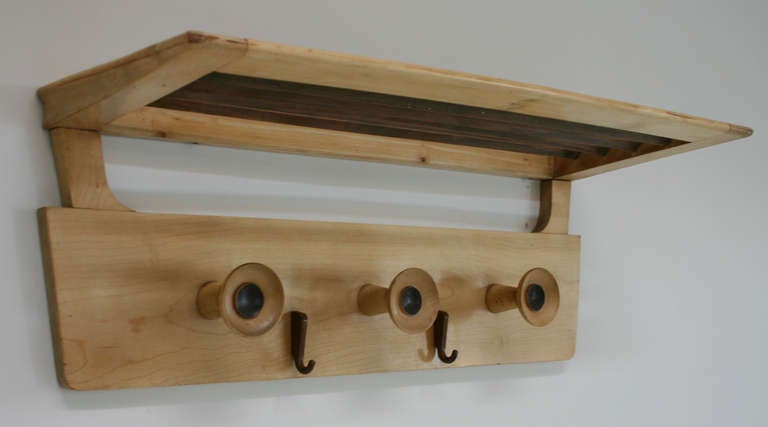 Charming hardwood 3-knob coat rack with upper shelf and metal hooks, from the Bristol Hotel Murano, attributed to Paolo Buffa.