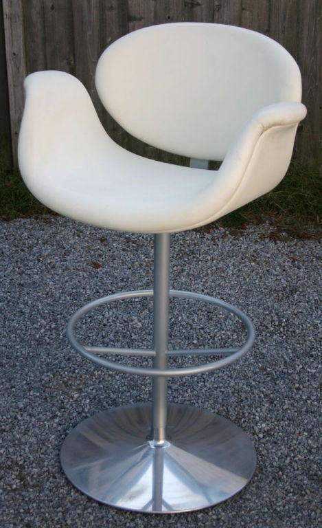 Aluminum and steel base swivel stool upholstered in white leather. A Classic by designer Pierre Paulin for Artifort.