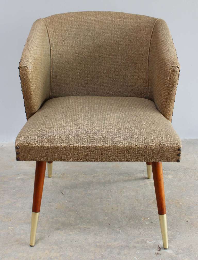 Set of six Italian dining chairs in the manner of Gio Ponti, in vintage original upholstery, with hardwood legs and brass details.
Lowest part of front arm is 25.25