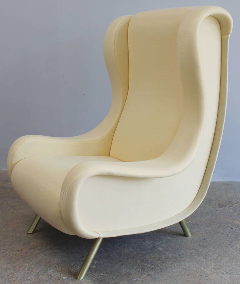 A sculptural and classic pair of Señor armchairs designed by Marco Zanuso (1916-2001) for Arflex, 1951. Newly upholstered in blended muslin.