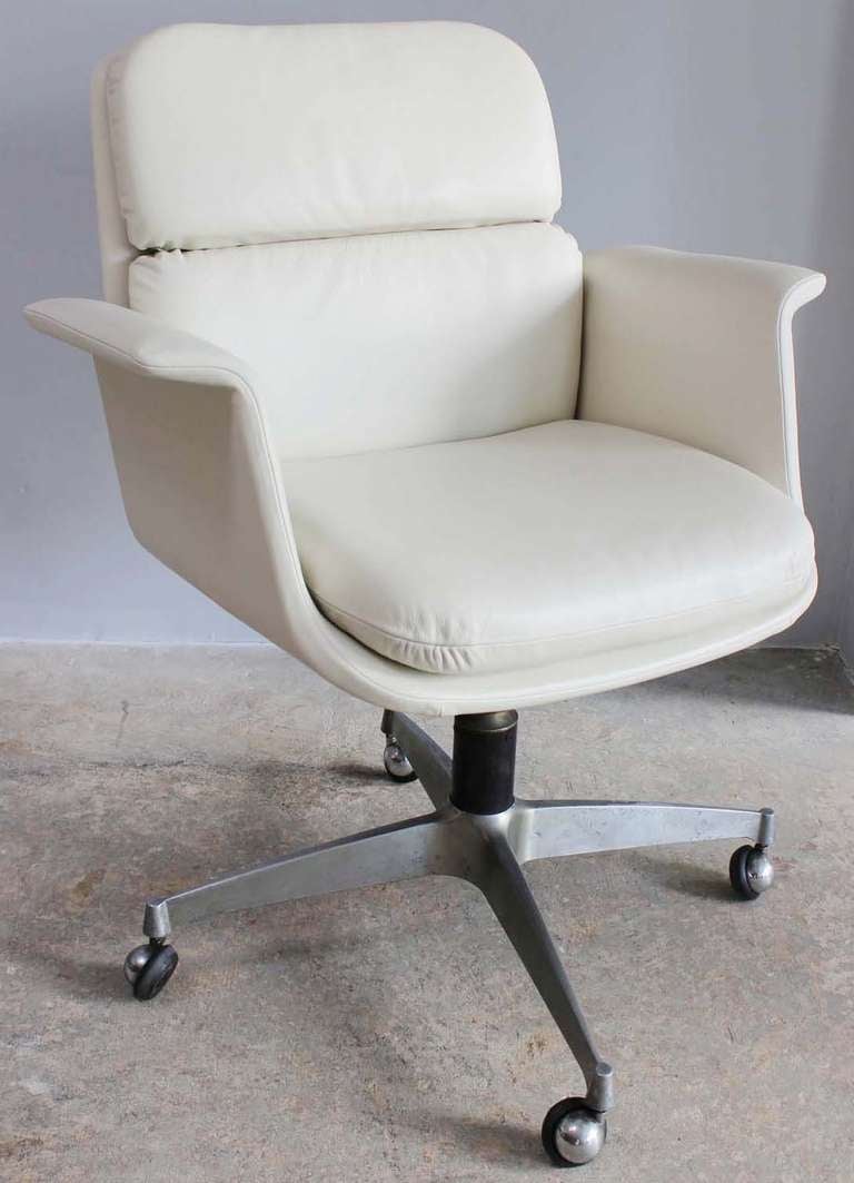 A newly upholstered soft white leather Italian swivel desk armchair on casters with solid steel base, attributed to Rima.