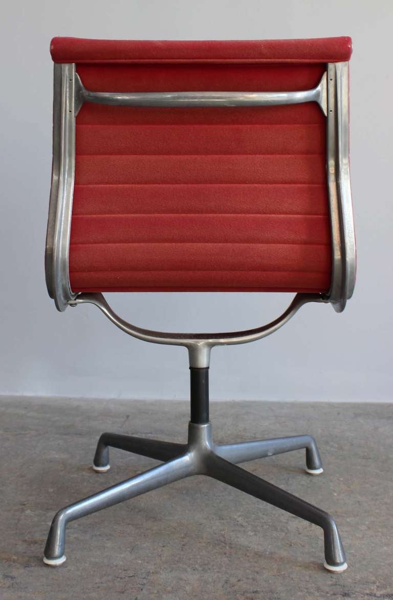 Eames Aluminum Group Desk Chair In Good Condition In Southampton, NY