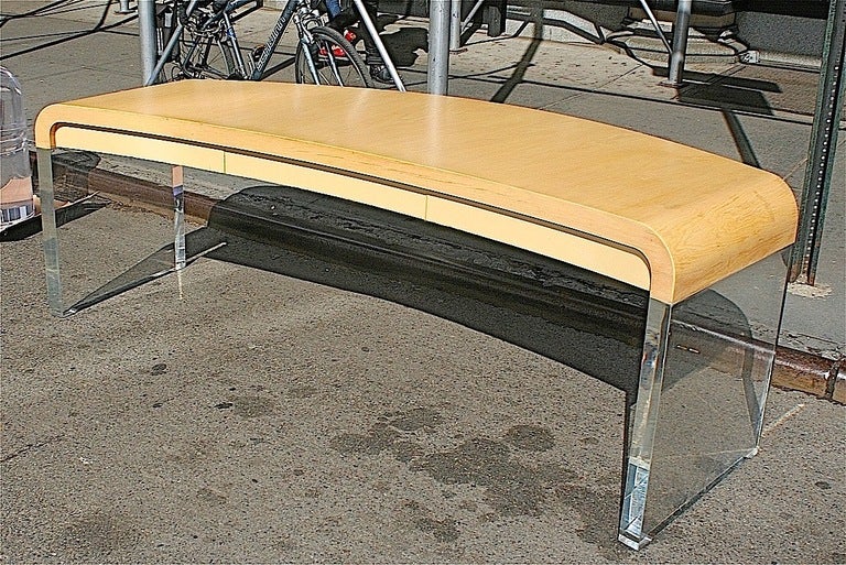 Crescent Desk by Vladimir Kagan, USA, c. 1975 In Excellent Condition In New York, NY