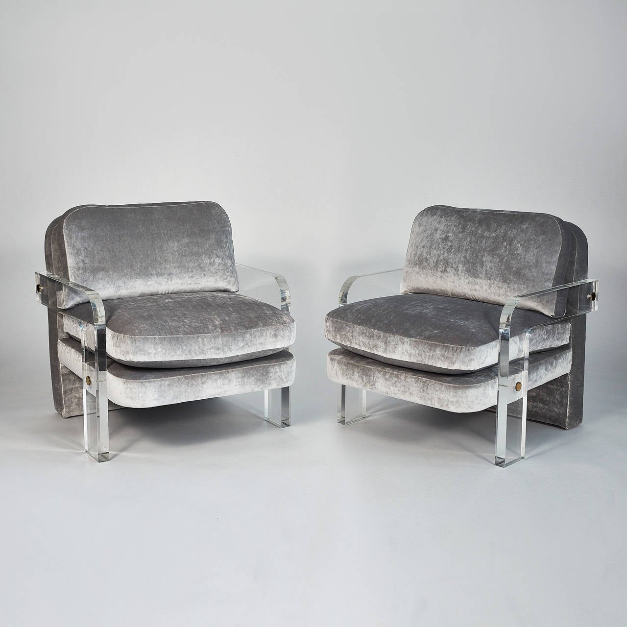 Vladimir Kagan, Pair of Oversized Lucite Lounge Chairs, USA, circa 1970s In Excellent Condition In New York, NY