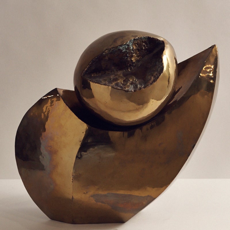 Questa scultura in bronzo unica di Maté Lapierre è stata martellata a mano e presenta una splendida patinatura. L'artista parigina, di formazione Beaux-Arts, è famosa in Europa per le sue opere scultoree. 

Misure: 19,5