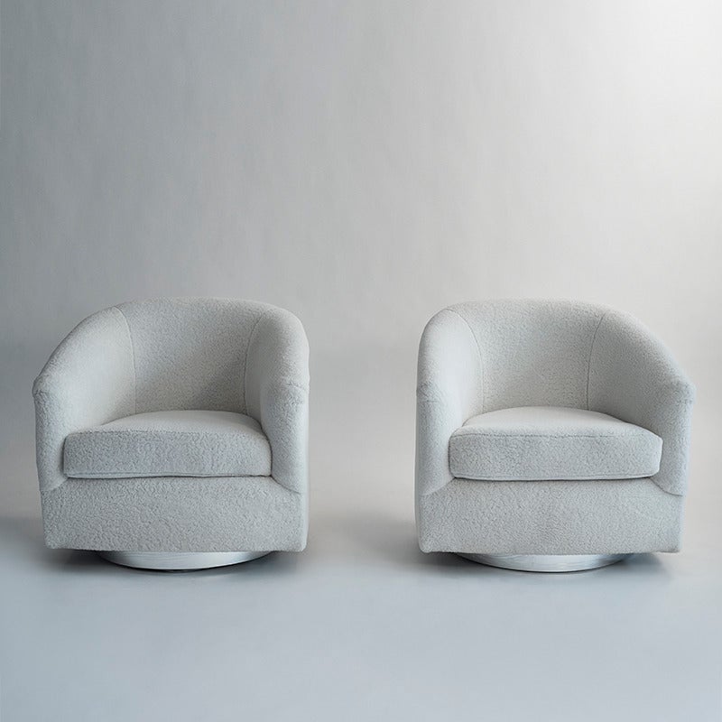 A pair of swivel and tilt chairs designed by Milo Baughman. Each chair features a circular chrome base that swivels with ease. The chairs have been newly upholstered in a beautiful shearling. The chairs’ elegant proportions render them extremely