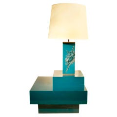 Lampe et table d'angle laquée bleu sarcelle de Maison Charles