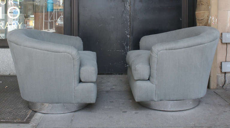American A Pair of Swivel Chairs in Linen by Milo Baughman, USA, ca. 1970s.