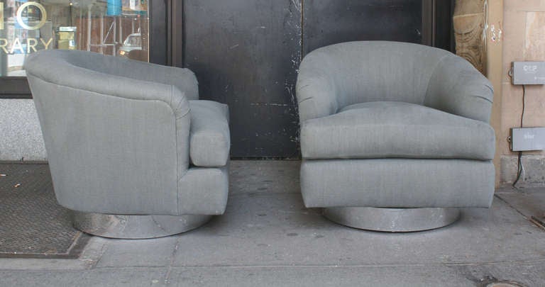 Late 20th Century A Pair of Swivel Chairs in Linen by Milo Baughman, USA, ca. 1970s.