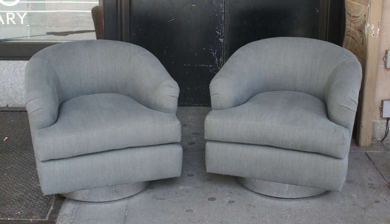 A Pair of Swivel Chairs in Linen by Milo Baughman, USA, ca. 1970s. 1