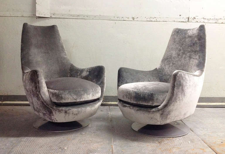 Milo Baughman, Highback Swivel Chairs, USA, c. 1970's 

A Pair of Highback Swivel chairs newly upholstered in a grey Romo synthetic Velvet situated on original aluminum bases.    

Mint restored condition, like new.

28.5''W 36''D  40