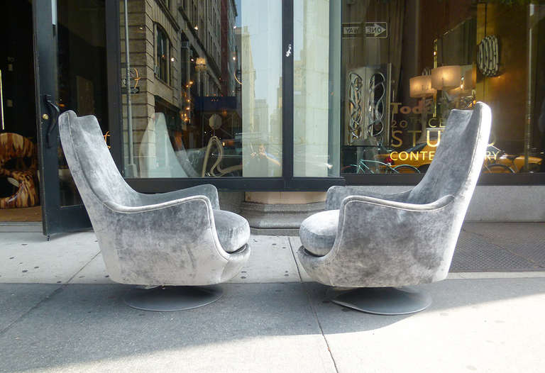 Milo Baughman, Highback Swivel Chairs, USA, circa 1970s In Excellent Condition In New York, NY