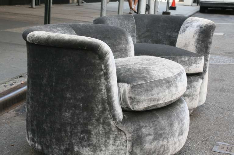  Milo Baughman,  Pair of Velvet Swivel Chairs , USA, c. 1970s In Excellent Condition In New York, NY